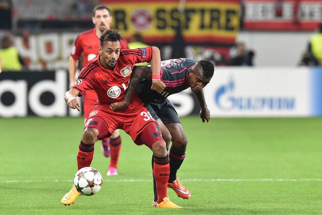 Fußball Champions League Gruppenphase Bayer Leverkusen - Benfica Lissabon am 01.10.2014 in der BayArena in Leverkusen Karim Bellarabi ( Leverkusen ), links - Talisca ( Lissabon ), rechts