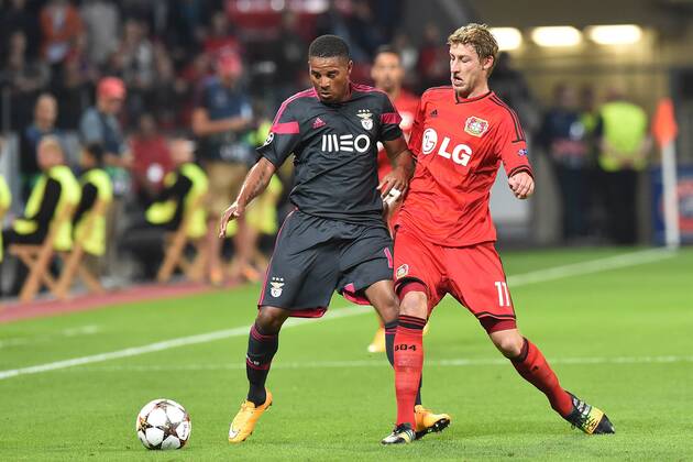 Fußball Champions League Gruppenphase Bayer Leverkusen - Benfica Lissabon am 01.10.2014 in der BayArena in Leverkusen Eliseu ( Lissabon ), links - Stefan Kießling ( Leverkusen ), rechts