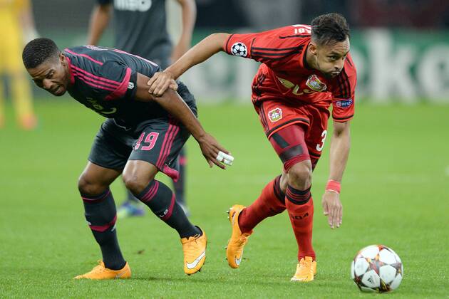 Bayer 04 Leverkusen vs. Benfica Lissabon --- Fussball --- Champions League --- 01.10.2014 Eliseu (Benfica Lissabon), links, Zweikampf gegen Karim Bellarabi (Leverkusen), Freisteller, Aktion
