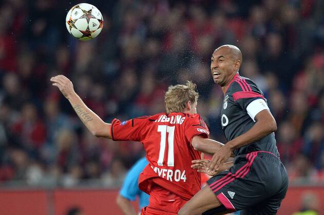 Bayer 04 Leverkusen vs. Benfica Lissabon --- Fussball --- Champions League --- 01.10.2014 Stefan Kießling, Kiessling (Leverkusen), links, Zweikampf gegen Luisao (Benfica Lissabon), Kopfball, Aktion, halbe Figur