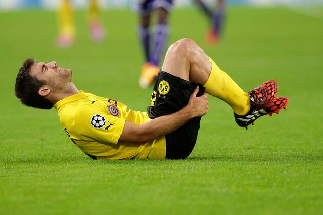 01.10.2014, xgsx, Fussball Champions League, RSC Anderlecht - Borussia Dortmund, v.l. Sokratis Papastathopoulos (Borussia Dortmund (BVB) - 25) verletzt am Boden