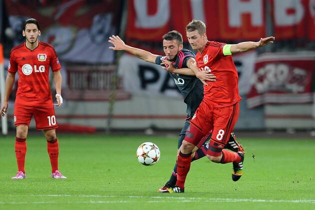 Fußball Champions League Gruppenphase 2.Spieltag Bayer Leverkusen - Benfica Lissabon am 01.10.2014 in der BayArena in Leverkusen Lars Bender ( Leverkusen ), vorne - Bryan Cristante ( Lissabon ), hinten