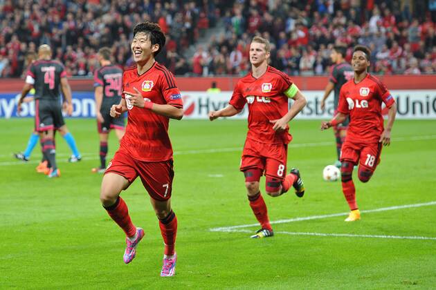 Fußball Champions League Gruppenphase Bayer Leverkusen - Benfica Lissabon am 01.10.2014 in der BayArena in Leverkusen Torjubel zum 2:0 durch Heung-Min Son ( Leverkusen ), vorne