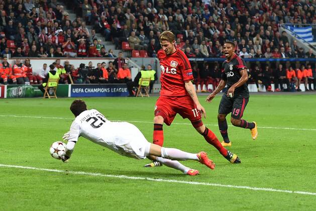 01.10.2014, Fussball, Saison 2014 15, UEFA Champions League, Vorrunde, Bayer 04 Leverkusen - Benfica Lissabon Stefan Kiessling, Stefan Kießling (Bayer 04 Leverkusen), re., erzielt gegen Julio Cesar, Julio César (Benfica Lissabon) das Tor zum 1:0