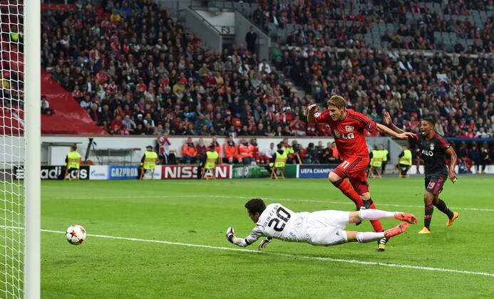 01.10.2014, Fussball, Saison 2014 15, UEFA Champions League, Vorrunde, Bayer 04 Leverkusen - Benfica Lissabon Stefan Kiessling, Stefan Kießling (Bayer 04 Leverkusen), re., erzielt gegen Julio Cesar, Julio César (Benfica Lissabon) das Tor zum 1:0