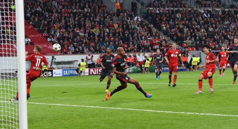 01.10.2014, Fussball, Saison 2014 15, UEFA Champions League, Vorrunde, Bayer 04 Leverkusen - Benfica Lissabon Heung-Min Son, Heung Min Son (Bayer 04 Leverkusen), re., erzielt mit diesem Schuss das Tor zum 2:0