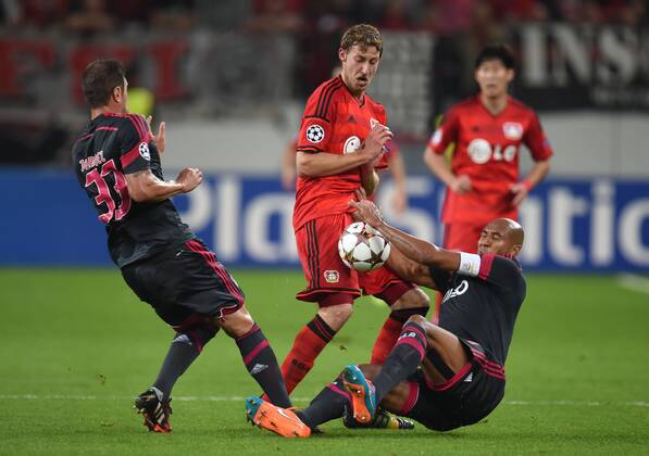 01.10.2014, Fussball, Saison 2014 15, UEFA Champions League, Vorrunde, Bayer 04 Leverkusen - Benfica Lissabon Stefan Kiessling, Stefan Kießling (Bayer 04 Leverkusen), mi., gegen Jardel (Benfica Lissabon), li., und Luisao, Luisao (Benfica Lissabon)