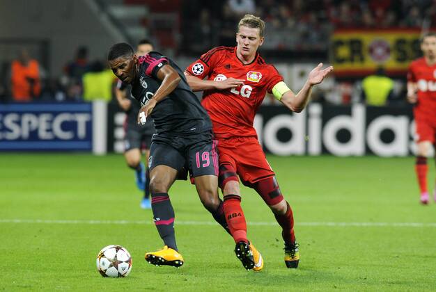 Fussball, UEFA Champions League, Herren, Saison 2014 2015, Gruppe C, 2. Spieltag, BayArena Leverkusen, Bayer Leverkusen (rot) - Benfica Lissabon (grau); Eliseu (Benfica), Lars Bender (Leverkusen), Aktion.