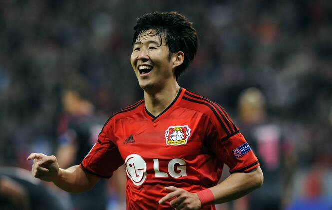 Fussball, UEFA Champions League, Herren, Saison 2014 2015, Gruppe C, 2. Spieltag, BayArena Leverkusen, Bayer Leverkusen (rot) - Benfica Lissabon (grau); Jubel Heung-Min Son (Leverkusen) nach seinem Tor zum 2:0. Jubel, Freude, Aktion, Einzelbild.