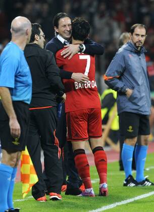 Fussball, UEFA Champions League, Herren, Saison 2014 2015, Gruppe C, 2. Spieltag, BayArena Leverkusen, Bayer Leverkusen (rot) - Benfica Lissabon (grau); Jubel Heung-Min Son (Leverkusen) nach seinem Tor zum 2:0, zusammen mit Trainer Roger Schmidt (Leverkusen). Jubel, Freude, Aktion.