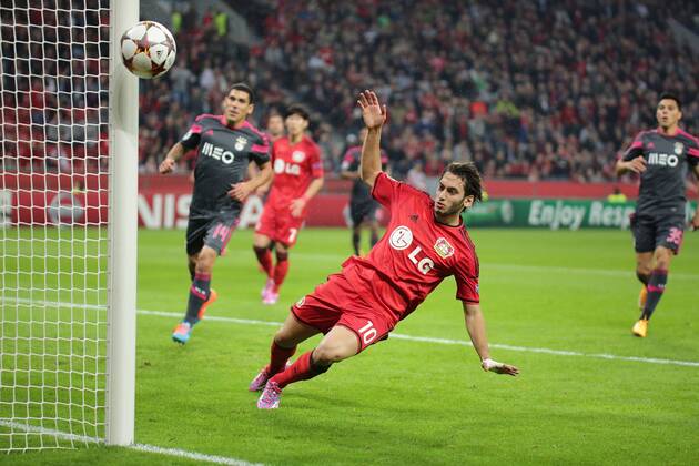 01.10.2014, xjfx, Fussball Champions League, Bayer 04 Leverkusen - Benfica Lissabon, v.l.Frei vorm Tor Hakan Calhanoglu (Bayer Leverkusen), Torchance
