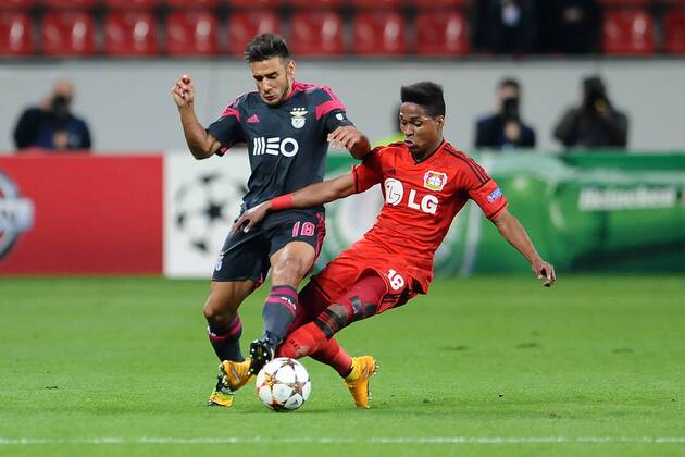 Fußball Champions League Gruppenphase 2.Spieltag Bayer Leverkusen - Benfica Lissabon am 01.10.2014 in der BayArena in Leverkusen Eduardo Salvio ( Lissabon ), links - Wendell ( Leverkusen ), rechts