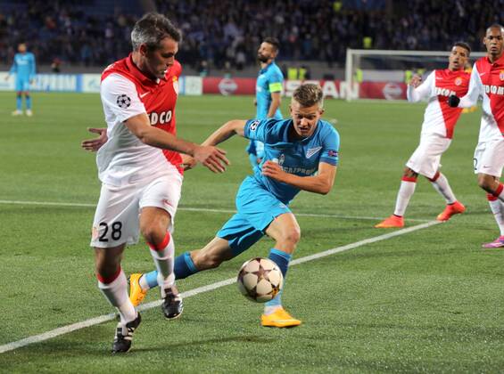 ST PETERSBURG, RUSSIA. OCTOBER 1, 2014. Monaco s Jeremy Toulalan (L) and Zenit s Oleg Shatov (C) in action in their UEFA Champions League Round 2 Group C football match at Petrovsky Stadium. The game ended in a 0-0 draw. Ruslan Shamukov TASS  RE150B8E