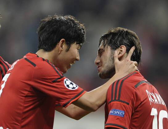 BayArena Leverkusen 1.10.2014, UEFA Champions League 2014 2015 Vorrunde Gruppe C 2. Spieltag, Bayer 04 Leverkusen - Benfica Lissabon --- die Torschützen Heung-Min Son (Leverkusen,li.) und Hakan Calhanoglu (Leverkusen) jubeln