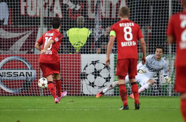 01.10.2014, Fussball, Saison 2014 15, UEFA Champions League, Vorrunde, Bayer 04 Leverkusen - Benfica Lissabon Hakan Calhanoglu (Bayer Leverkusen), li., verwandelt einen Elfmeter zum 3:1