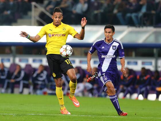 Mittwoch 01.10.2014, Saison 2014 2015, UEFA Champions League, 2. Spieltag im Constant Vanden Stock Stadium Brüssel, RSC Anderlecht - BVB Borussia Dortmund, Pierre-Emerick Aubameyang (BVB) gegen Andy Najar (RSC), v.l.