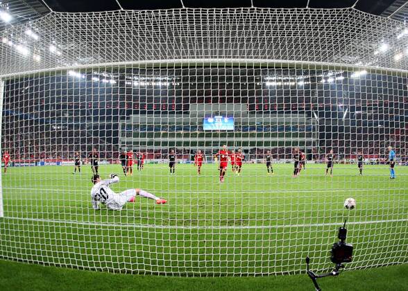 01.10.2014, xjfx, Fussball Champions League, Bayer 04 Leverkusen - Benfica Lissabon, v.l. Goal scored, Tor zum 3:1 Hakan Calhanoglu (Bayer Leverkusen),Julio Cesar (Benfica Lissabon)