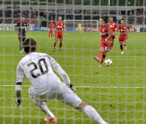 01.10.2014, Fussball Champions League Vorrunde 2. Spieltag, in der BayArena Leverkusen: Bayer Leverkusen - Benfica Lissabon, v.l. Julio Cesar (Lissabon) kassiert hier per Foulelfmeter das 3:1 von Hakan Calhanoglu (re, Bayer 04 Leverkusen) 