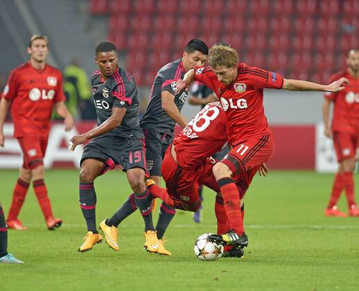 01.10.2014, Fussball Champions League Vorrunde 2. Spieltag, in der BayArena Leverkusen: Bayer Leverkusen - Benfica Lissabon, v.l. Eliseu (Lissabon), Karim Bellarabi (Bayer 04 Leverkusen) gegen Stefan Kießling (Bayer 04 Leverkusen) 