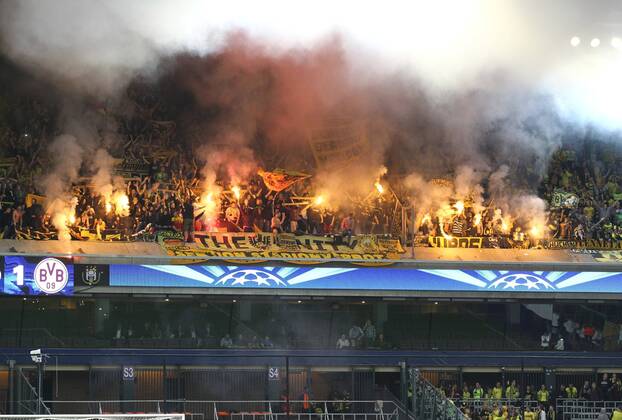 Mittwoch 01.10.2014, Saison 2014 2015, UEFA Champions League, 2. Spieltag im Constant Vanden Stock Stadium Brüssel, BVB Borussia Dortmund, Die Dortmunder Fans brennen Pyrotechnik ab.