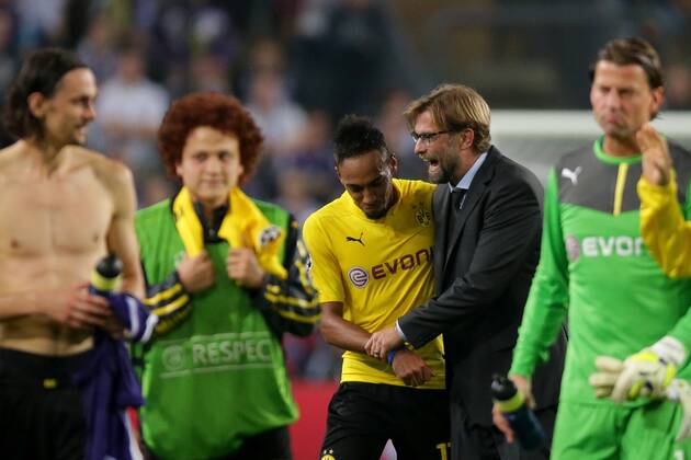 01.10.2014, xgsx, Fussball Champions League, RSC Anderlecht - Borussia Dortmund, v.l. Liegen sich nach dem Spiel in den Armen Pierre-Emerick Aubameyang (Borussia Dortmund (BVB) - 17) - Jürgen Klopp (Jürgen - Trainer Borussia Dortmund (BVB))
