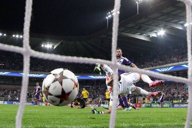 01.10.2014, xgsx, Fussball Champions League, RSC Anderlecht - Borussia Dortmund, v.l. das Tor zum 0-2 aus der Hintertorkamera - Tor durch Adrian Ramos (Borussia Dortmund (BVB) - 20) - Silvio Proto (Torhüter, Torwart RSC Anderlecht - 1) ist machtlos