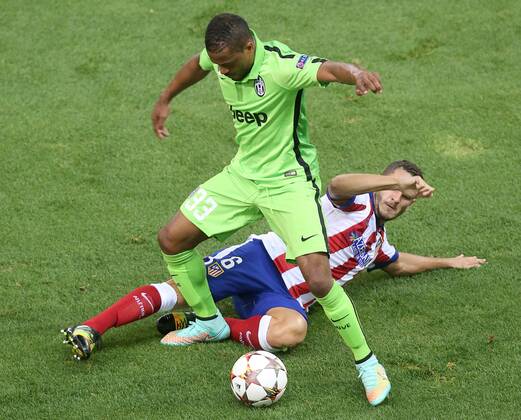Atletico de Madrid s Koke (r) and Juventus Patrice Evra during Champions League 2014 2015 match.October 1,2014.  (20229580)