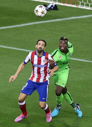 Atletico de Madrid s Juanfran Torres (l) and Juventus Paul Pogba during Champions League 2014 2015 match.October 1,2014.  (20229584)