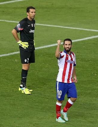 Atletico de Madrid s Arda Turan (r) celebrates goal in presence of Juventus Gianluigi Buffon during Champions League 2014 2015 match.October 1,2014.  (20229587)