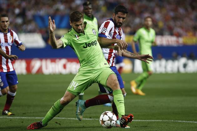 Atletico de Madrid s Raul Garcia (R) and Juventus s Fernando Llorente during Champions League soccer match between Atletico de Madrid and Juventus at Vicente Calderon stadium in Madrid, Spain. October 01, 2014.  (20229589)