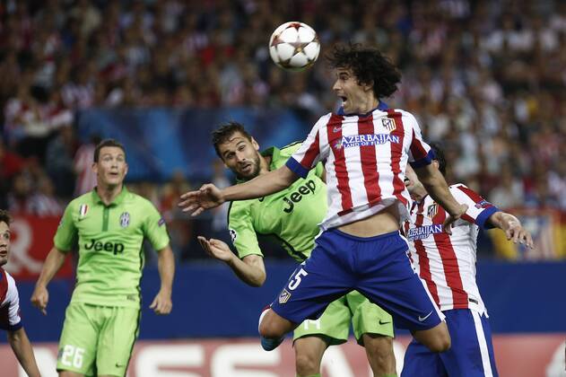 Atletico de Madrid s Tiago Cardoso (R) and Juventus s Llorente during Champions League soccer match between Atletico de Madrid and Juventus at Vicente Calderon stadium in Madrid, Spain. October 01, 2014.  (20229590)