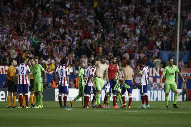 Atletico de Madrid s players greet Juventus s players after Champions League soccer match between Atletico de Madrid and Juventus at Vicente Calderon stadium in Madrid, Spain. October 01, 2014.  (20229596)