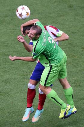 Atletico de Madrid s Raul Garcia (l) and Juventus Giorgio Chiellini during Champions League 2014 2015 match.October 1,2014.  (20229601)