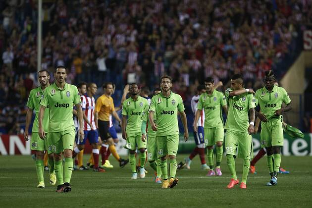Juventus s players greet their fans after Champions League soccer match between Atletico de Madrid and Juventus at Vicente Calderon stadium in Madrid, Spain. October 01, 2014.  (20229605)