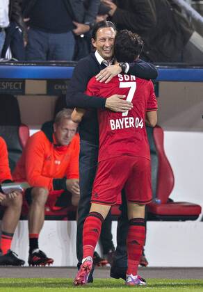 Leverkusen, 01.10.2014, BayArena Trainer Roger Schmidt (Bayer), Heung-Min Son (Bayer) Bayer Leverkusen - Benfica Lissabon mm