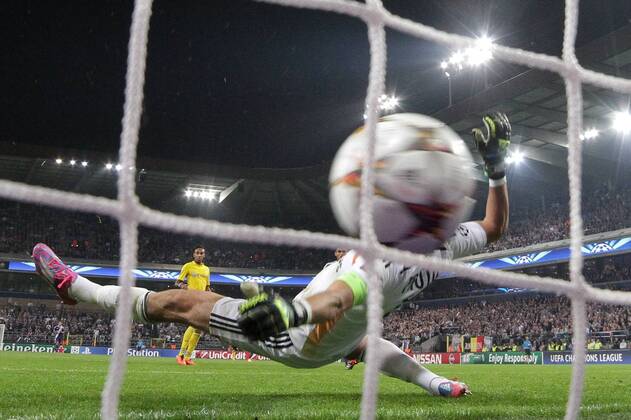01.10.2014, xgsx, Fussball Champions League, RSC Anderlecht - Borussia Dortmund, v.l. Pierre-Emerick Aubameyang (Borussia Dortmund (BVB) - 17) schaut dem 0-2 durch Adrian Ramos (Borussia Dortmund (BVB) - 20) nach - Silvio Proto (Torhüter, Torwart RSC Anderlecht - 1) machtlos