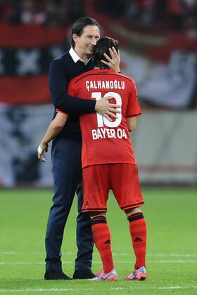 Fußball Champions League Gruppenphase 2.Spieltag Bayer Leverkusen - Benfica Lissabon am 01.10.2014 in der BayArena in Leverkusen Hakan Calhanoglu ( Leverkusen ), vorne - Roger Schmidt ( Trainer Leverkusen ), hinten