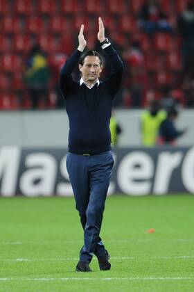 Fußball Champions League Gruppenphase 2.Spieltag Bayer Leverkusen - Benfica Lissabon am 01.10.2014 in der BayArena in Leverkusen Roger Schmidt ( Trainer Leverkusen ) bedankt sich bei den Fans