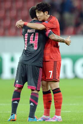 Bayer 04 Leverkusen vs. Benfica Lissabon --- Fussball --- Champions League --- 01.10.2014 Maxi Pereira (Benfica Lissabon), links, und Heung-Min, Heung Min Son (Leverkusen), Umarmung nach dem Schlusspfiff, Freisteller