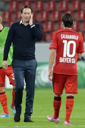 Bayer 04 Leverkusen vs. Benfica Lissabon --- Fussball --- Champions League --- 01.10.2014 Roger Schmidt (Trainer Leverkusen), links, und Hakan Calhanoglu (Leverkusen), Schlussjubel, Mimik, Gestik, Freude, Freisteller