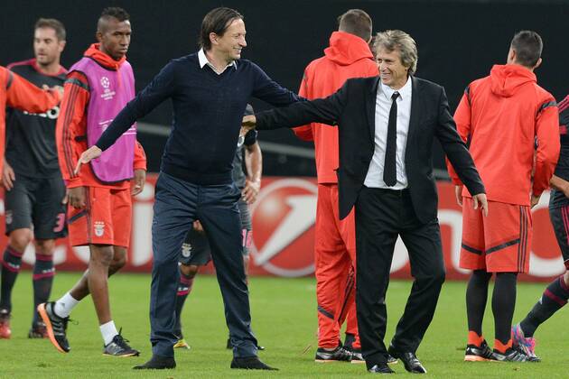 Bayer 04 Leverkusen vs. Benfica Lissabon --- Fussball --- Champions League --- 01.10.2014 Roger Schmidt (Trainer Leverkusen), links, und Jorge Jesus (Trainer Benfica Lissabon), Umarmung nach dem Schlusspfiff, Freude, Mimik, Gestik, Freisteller