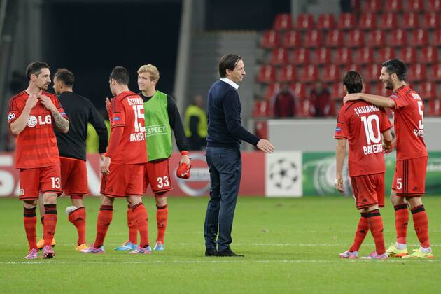 Bayer 04 Leverkusen vs. Benfica Lissabon --- Fussball --- Champions League --- 01.10.2014 Leverkusen, Schlussjubel, von links: Roberto Hilbert, Josip Drmic, Levin Öztunali, Oeztunali, Lukas Boeder, Roger Schmidt (Trainer), Hakan Calhanoglu, Emir Spahic, Freude, Mannschaft, Team, Freisteller