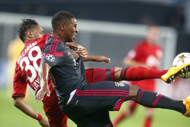 Champions League 2014-2015 Gruppe C Bayer 04 Leverkusen vs. Benfica Lissabon 3:1 HIER Karim Bellarabi ( Bayer 04 Leverkusen ) und Eliseu ( Benfica Lissabon ) kämpfen um den Ball
