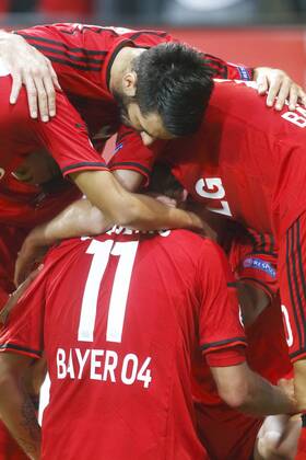 Champions League 2014-2015 Gruppe C Bayer 04 Leverkusen vs. Benfica Lissabon 3:1 HIER 11 Stefan Kießling ( Bayer 04 Leverkusen ) hat das erste Tor erzielt und wird in einem Spielerknäuel gefeiert