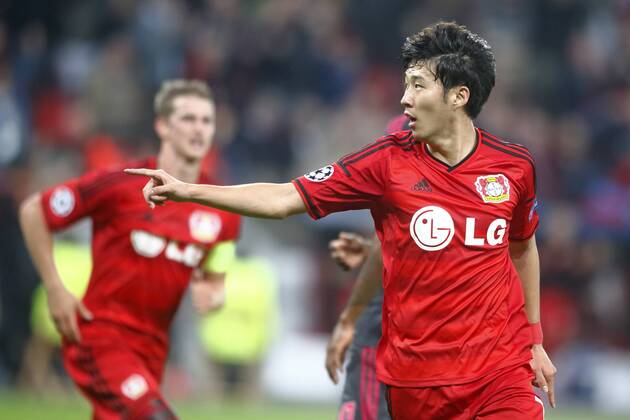 Champions League 2014-2015 Gruppe C Bayer 04 Leverkusen vs. Benfica Lissabon 3:1 HIER Heung Min Son ( Bayer 04 Leverkusen ) hat das zweite Tor für sein Team erzielt und dankt für das Zuspiel