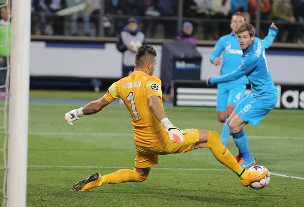 ST PETERSBURG, RUSSIA. OCTOBER 1, 2014. Zenitâ€™s goalie Yuri Lodygin seen in action during his UEFA Champions League Round 2 Group C football match at Petrovsky Stadium. The game ended in a 0-0 draw. RuslanxShamukov TASS  RE150BB9