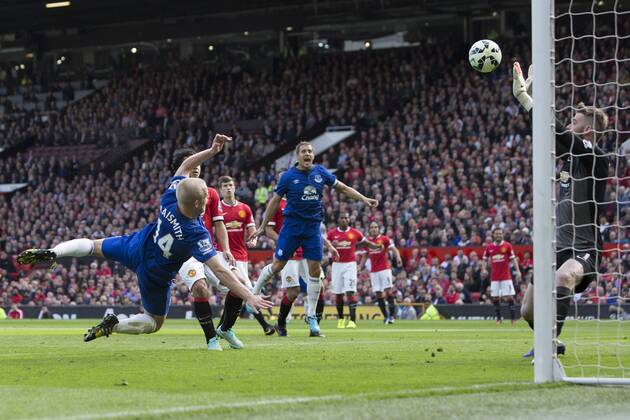 Steven Naismith of Everton scores the equalising goal - Manchester United vs. Everton - Barclay s Premier League - Old Trafford - Manchester - 04 10 2014 Pic Philip Oldham Sportimage EDITORIAL USE ONLY. No use with unauthorised audio, video, data, fixture lists, club league logos or live services. Online in-match use limited to 120 images, no video emulation. No use in betting, games or single club league player publications.