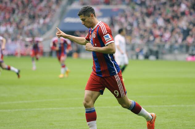 Robert LEWANDOWSKI (Bayern München),Torjubel nach Tor zum 1-0,Jubel,Freude,Begeisterung,,Aktion,Einzelbild,angeschnittenes Einzelmotiv,Halbfigur,halbe Figur. FC Bayern München-Hannover 96 4-0. Fussball,Liga 1,1. Bundesliga,Spieltag07, 7.Spieltag am 04.10.2014.A L L I A N Z A R E N A.