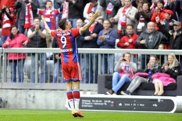 Robert LEWANDOWSKI (Bayern München),Torjubel nach Tor zum 3-0,Jubel,Freude,Begeisterung,Aktion,Einzelaktion,Einzelbild,Freisteller,Ganzkörperaufnahme,ganze Figur. FC Bayern München-Hannover 96 4-0. Fussball,Liga 1,1. Bundesliga,Spieltag07, 7.Spieltag am 04.10.2014.A L L I A N Z A R E N A.