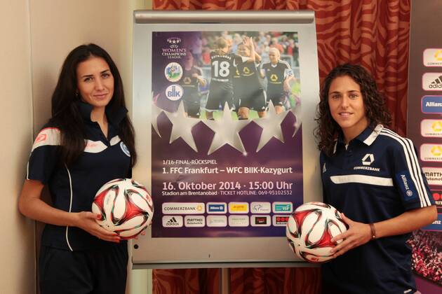 Frauenfußball. Pressekonferenz des 1. FFC Frankfurt am Mittwoch (16.10.2014) zum Rückspiel im Sechzehntelfinale der UEFA Champions League gegen WFC BIIK-Kazygurt. Fatima Idiatulina (WFC) (links), Veronica Boquete (1. FFC Frankfurt).